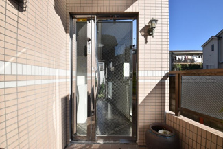 【エントランス】 | オートロックを備えた、マンションのエントランス。やはりセキュリティの観点は欠かすことができません。皆様を“安全”に送り出し、出迎えてくれます。～即日のご見学可能～　お問合せはお気軽にどうぞ。
