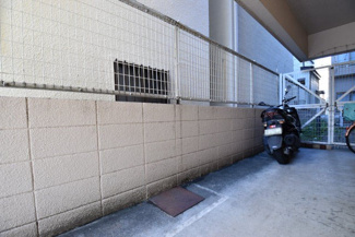 【駐車場】 | バイク置き場。空き区画の有無や駐輪料金、サイズおよび排気量規定などについては、改めてお問い合わせください。～即日のご見学可能～　お問合せはお気軽にどうぞ。