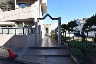 【エントランス】 | お客様を、そして住人を出迎えてくれるマンションのエントランス。ゴミが落ちていないことからも、管理状態の良さや住民の節度の高さが見て取れます。～即日のご見学可能～　お問合せはお気軽にどうぞ。