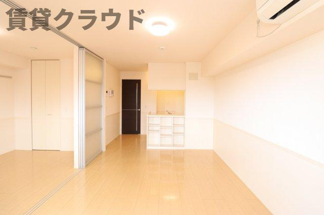 セジュール・ツエムの居間・リビング|キッチン前の棚は小物や写真などを飾るのにいいですね◎