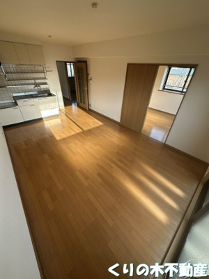 【居間・リビング】 | ゴールドタウン山田Ⅱ | おしゃれな居間です（同タイプのお部屋です。現況を優先します。）