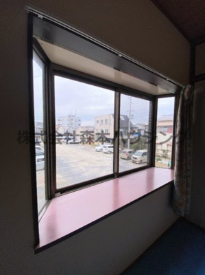 【内装】 | 　エレガンスシティー | 出窓が明るくしてくれます