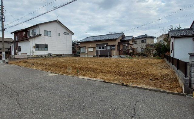 【成約済み】新潟市秋葉区新津緑町_分譲地の外観|2024年2月15日　撮影　
1区画当たり　間口９.9mとなります。