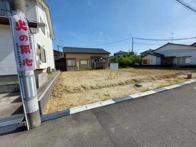 【成約済み】新潟市秋葉区新津緑町_分譲地の外観|2024年4月26日　撮影
外溝ブロックの設置も終了済みとなります。