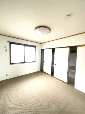 アルコバレーノAの和室|各部屋に照明器具有り。和室はカーペット敷きになっております。