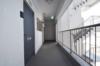 【その他共用部分】 | 共用廊下です。ここもきれいに清掃されています。周囲のお部屋の様子も、ぜひ伺ってみてください。～即日のご見学可能～　お問合せはお気軽にどうぞ。