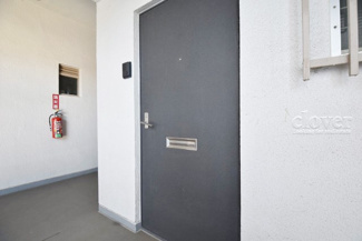 【その他共用部分】 | 皆様をお迎えする、お部屋の玄関ドア。開けやすさや開放角度、ドアノブの操作しやすさや鍵の形状などを、現地で一度ご確認ください。～即日のご見学可能～　お問合せはお気軽にどうぞ。