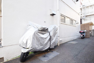 【駐車場】 | バイク置き場。空き区画の有無や駐輪料金、サイズおよび排気量規定などについては、改めてお問い合わせください。～即日のご見学可能～　お問合せはお気軽にどうぞ。