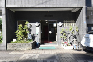 【エントランス】 | お客様を、そして住人を出迎えてくれるマンションのエントランス。ゴミが落ちていないことからも、管理状態の良さや住民の節度の高さが見て取れます。～即日のご見学可能～　お問合せはお気軽にどうぞ。