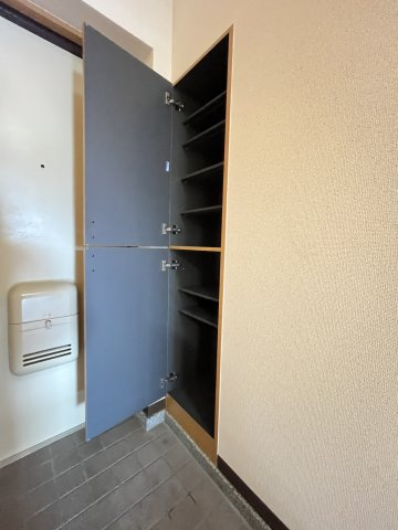 パールエステートの玄関