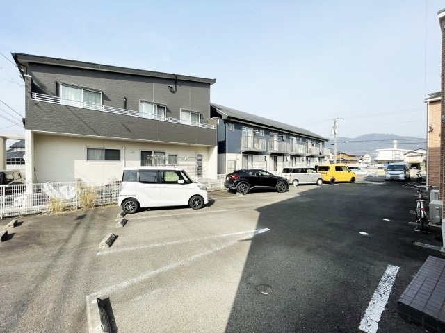 ユニバース夷山Bの駐車場
