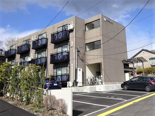 ジュネス高源坂の駐車場