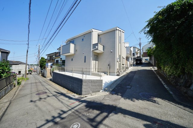 【横浜市旭区笹野台２丁目22-5全３棟新築戸建て2号棟】★仲介手数料無料★（笹野台小学校・希望ヶ丘中学校）の前面道路含む現地写真