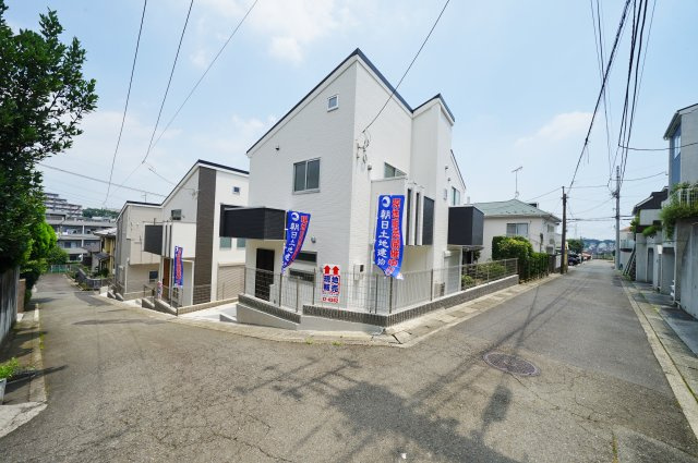 【横浜市旭区笹野台２丁目22-5全３棟新築戸建て3号棟】★仲介手数料無料★（笹野台小学校・希望ヶ丘中学校）の前面道路含む現地写真