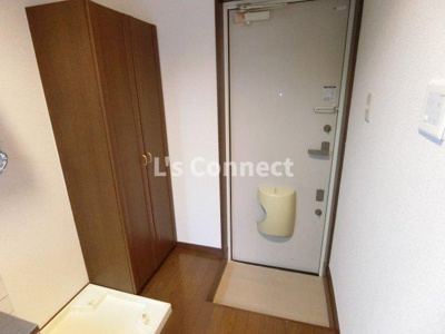 【玄関】 | コリーヌ南光台Ⅰ番館 | 背の高い下駄箱で靴も収納できます。