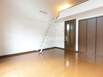 【居間・リビング】 | コリーヌ南光台Ⅰ番館 | ８帖の洋室にロフト付き。