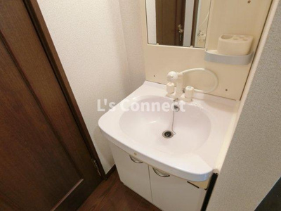 【洗面所】 | コリーヌ南光台Ⅰ番館 | 朝の支度もスムーズな独立洗面台。