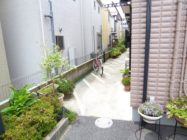 １階南側共用部(駐輪スペース）