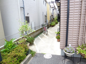 １階南側共用部(駐輪スペース）