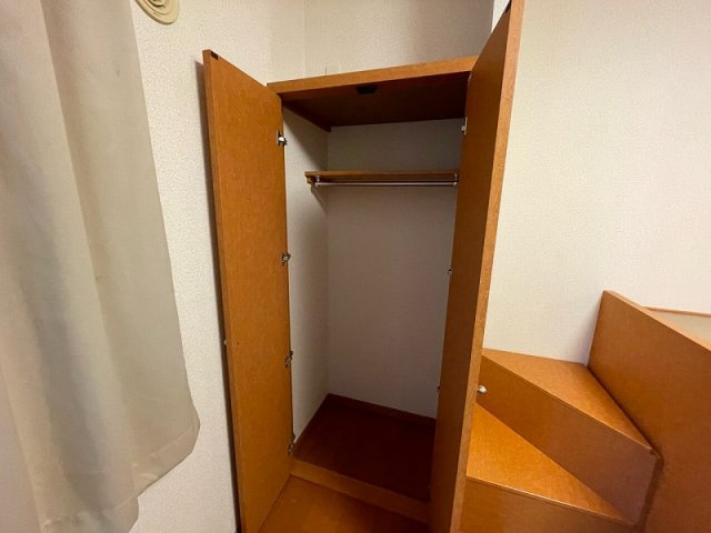 レオパレスグランシャリオの内装|居室：１Fはフローリング　2Fは絨毯