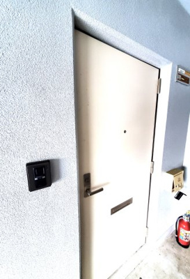 【玄関】 | トレゾール山城 | 収納もある玄関です