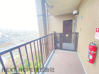 【玄関】 | エンゼルハイムリバーサイド武庫川 | 玄関前は専用ポーチが有り、戸建感覚です！プライバシーも守れますね(^^)