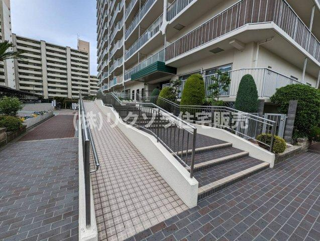 守口スカイハイツ|エントランス　スロープ付き
■物件内覧・資金計画相談・住宅ローン相談、リフォーム相談、お問合せ受付中■
※当日・翌日のご内覧、ご相談はお電話でのお問合せがスムーズです！