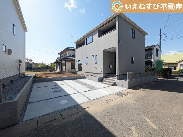 URBAN STYLE　熊谷市柿沼2期の駐車場|2台駐車可能なスペース完備
しっかり舗装してある駐車スペースで天気が悪く足元が悪い日でも乗り降りしやすい♪