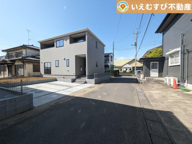 URBAN STYLE　熊谷市柿沼2期の前面道路含む現地写真|充分な広さの4.5ｍ前面道路
間口が広くお車の出し入れも問題なく行えるスペースが確保されています♪