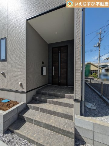 URBAN STYLE　熊谷市柿沼2期のエントランス|雨が防げる広々エントランス
駐車場からアクセスの良いエントランス。雨の日や荷物が多くても安心の動線♪