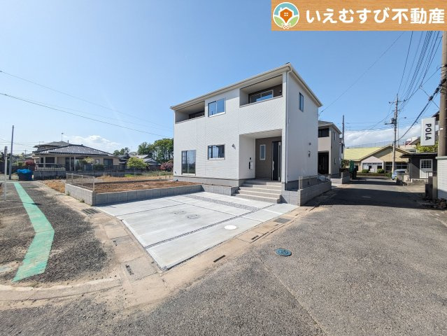 URBAN STYLE　熊谷市柿沼2期の駐車場|2台駐車可能なスペース完備
しっかり舗装してある駐車スペースで天気が悪く足元が悪い日でも乗り降りしやすい♪