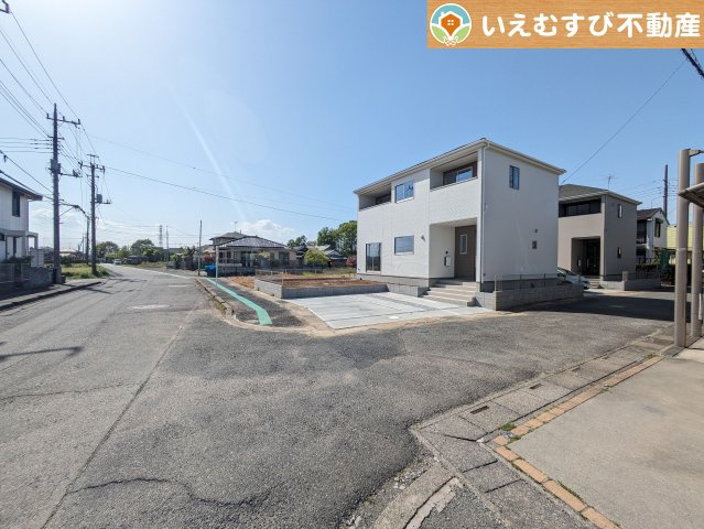URBAN STYLE　熊谷市柿沼2期の前面道路含む現地写真|南西角地で開放的
ゆとりの広さの前面道路でお車の出し入れ楽々♪南西角地で日当り良好！