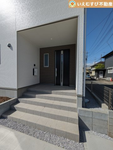 URBAN STYLE　熊谷市柿沼2期のエントランス|雨が防げる広々エントランス
駐車場からアクセスの良いエントランス。雨の日や荷物が多くても安心の動線♪