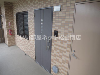 【エントランス】 | サントノーレ愛大医学部前弐番館