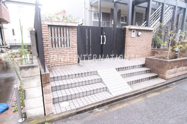 レオパレステンのエントランス