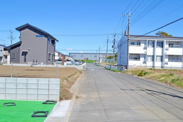 【新築仲介料無料！】東松山市山崎町  新築分譲住宅の前面道路含む現地写真