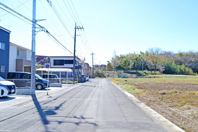【新築仲介料無料！】東松山市山崎町  新築分譲住宅の前面道路含む現地写真