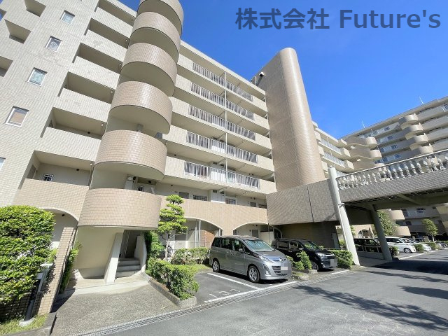 モアステージ吉川ライネスハイムD棟の外観|近隣に商業施設があり暮らしやすい住環境