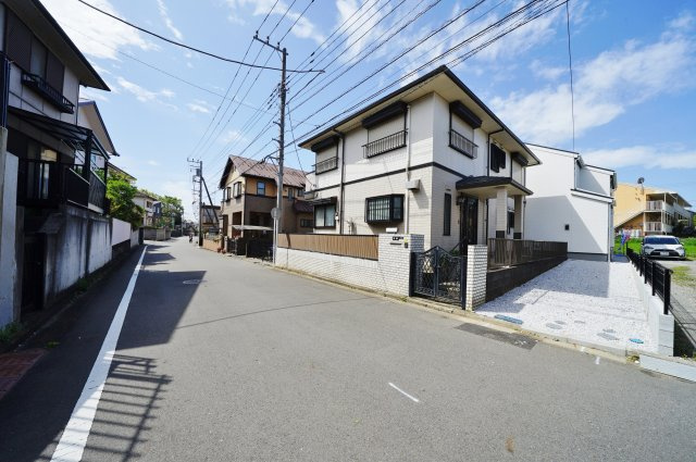 【横浜市瀬谷区相沢６丁目12-8棟新築戸建て】★仲介手数料無料★（相沢小学校・東野中学校）の前面道路含む現地写真