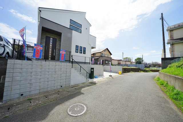 【横浜市瀬谷区相沢６丁目12-8棟新築戸建て】★仲介手数料無料★（相沢小学校・東野中学校）の前面道路含む現地写真