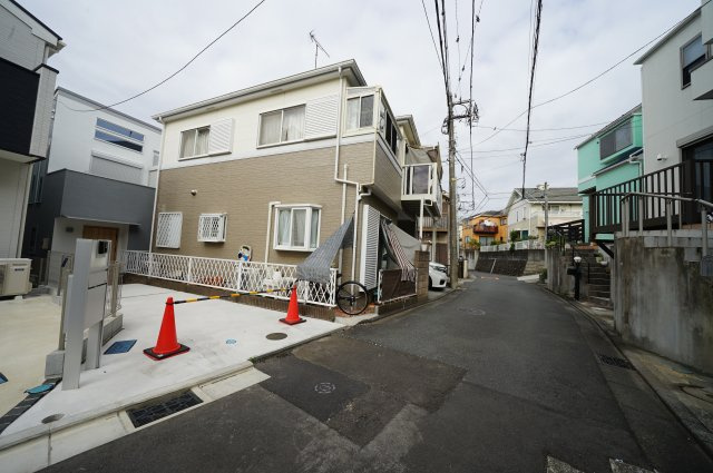 【横浜市旭区さちが丘179-9新築戸建て】★仲介手数料無料★（さちが丘小学校・万騎が原中学校）の前面道路含む現地写真