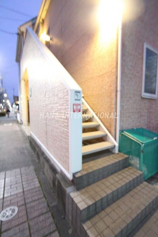 レオパレスプチベルク参番館のエントランス