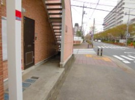 レオパレスプチベルク参番館のエントランス