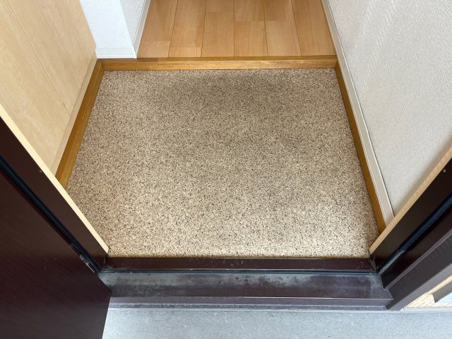 メゾンフリューゲルB棟の玄関