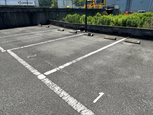 メゾンフリューゲルB棟の駐車場