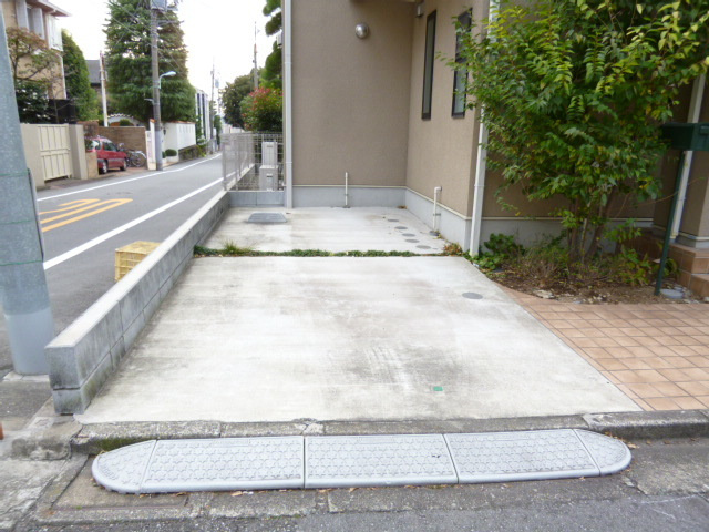 グレイス平町の駐車場