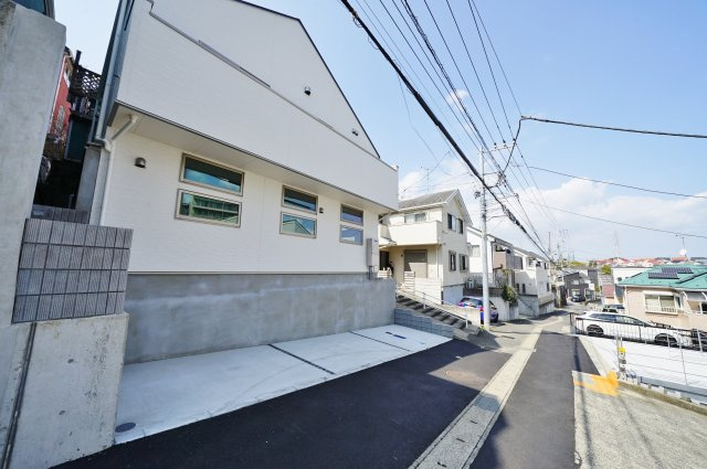 【横浜市保土ケ谷区仏向町1319-11新築戸建て】★仲介手数料無料★（初音ケ丘小学校・橘中学校）の前面道路含む現地写真