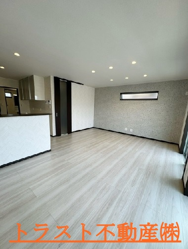 松が丘5丁目　未使用一戸建ての居間・リビング|リビングは18帖あり明るく風通しもいいですよ。