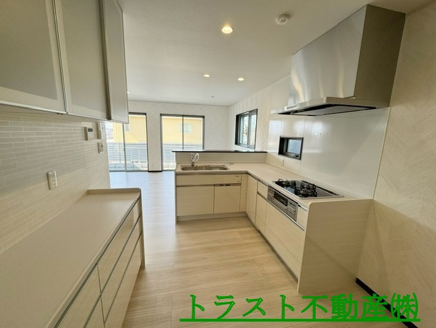 松が丘5丁目　未使用一戸建てのキッチン|Ｌ型のカウンターキッチンです。カップボードも備え付けてありますので収納には困りませんよ。