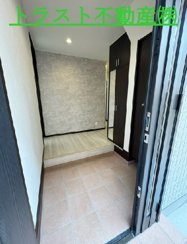 松が丘5丁目　未使用一戸建ての玄関|玄関を入って正面がアクセントクロスでお客様の来訪時に気持ちよくお迎え出来ますよ。